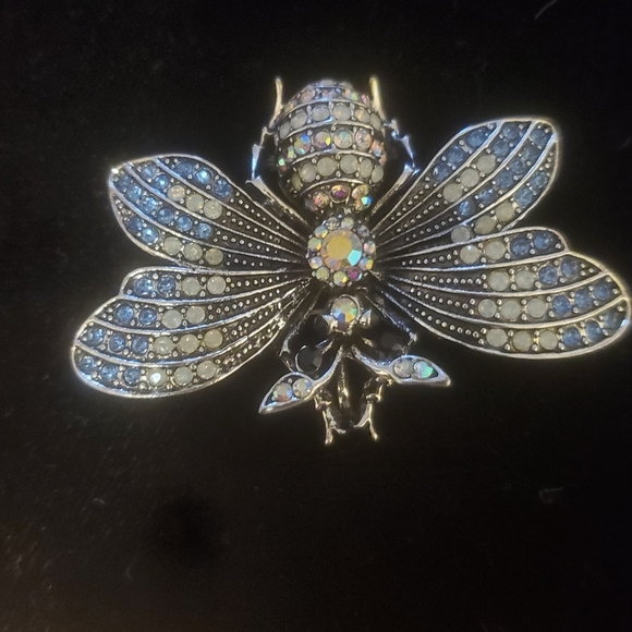 New Rhinestone Bee Brooch. - Picture 2 of 16